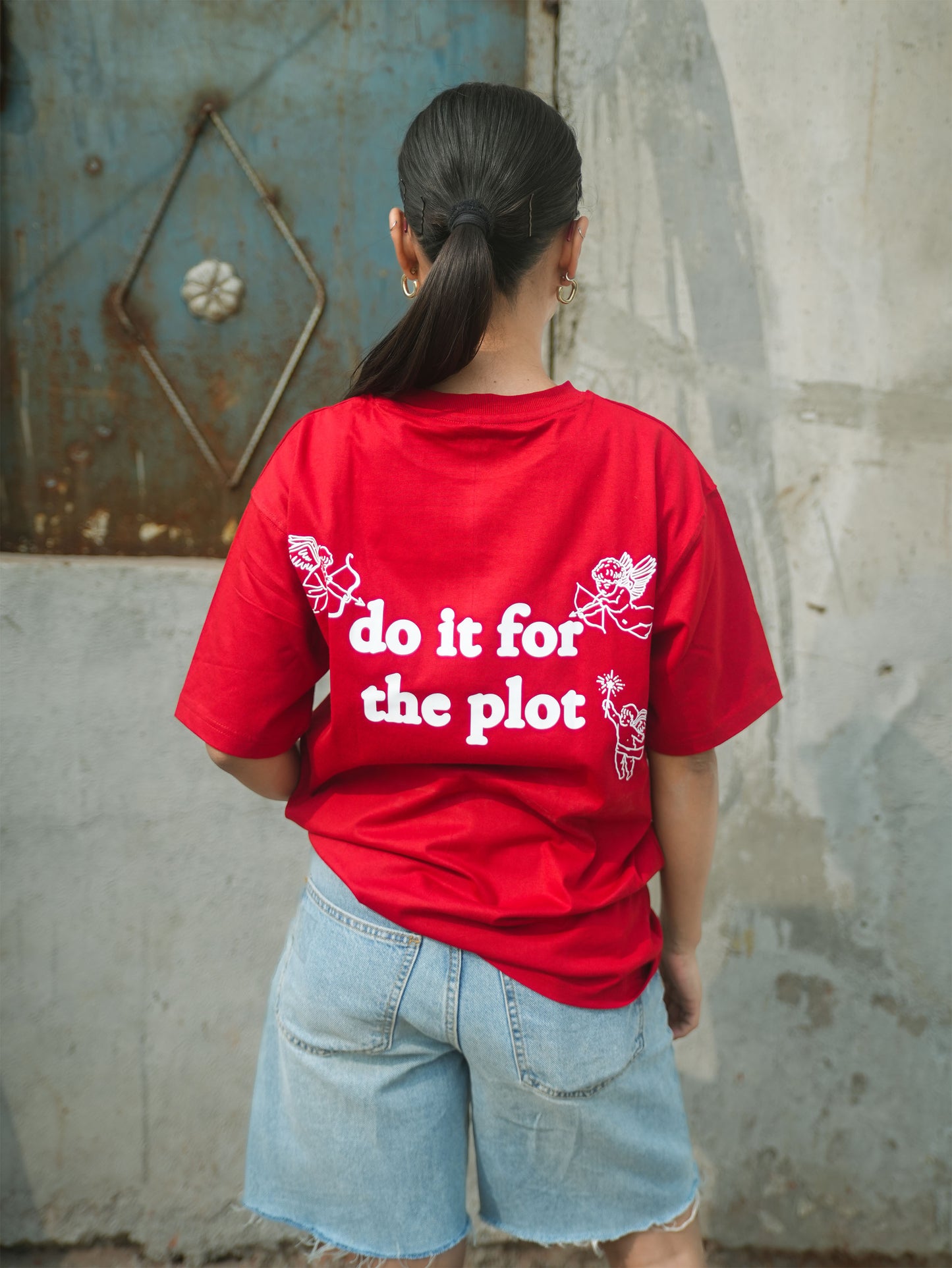 For the plot Oversized tee